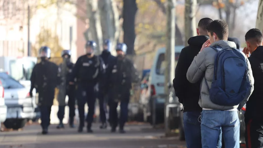 Journée contre l’austérité à Lyon : des blocages accompagnés de tirs de mortiers devant des lycées 