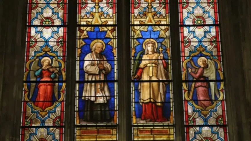 Près de Lyon : des vitraux du père Ribes retirés ce mardi de l’église de Sainte-Catherine