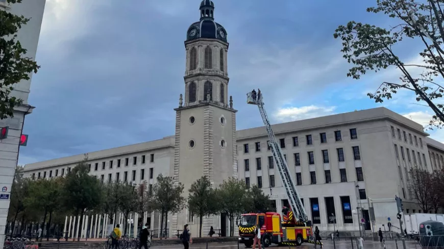 Lyon : pourquoi la grande échelle des pompiers était déployée ce mardi matin à Bellecour ? 