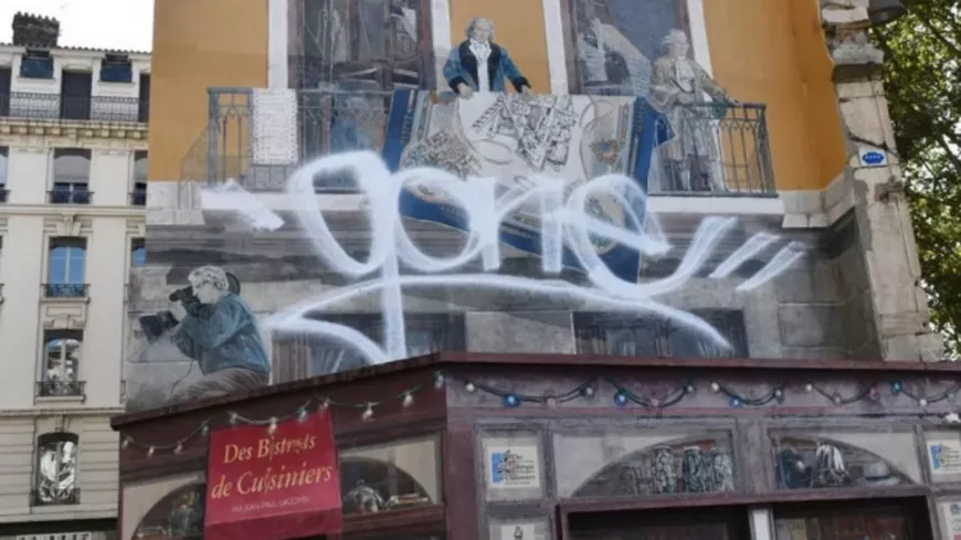 Taguée début septembre, la Fresque des Lyonnais devrait être nettoyée pour la Fête des Lumières