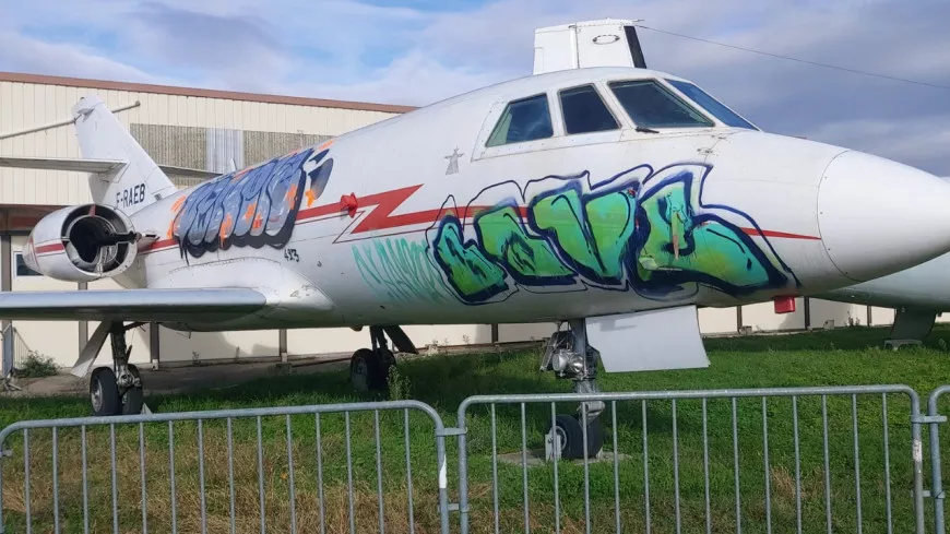 Près de Lyon : deux avions tagués au musée de l’Aviation à Corbas