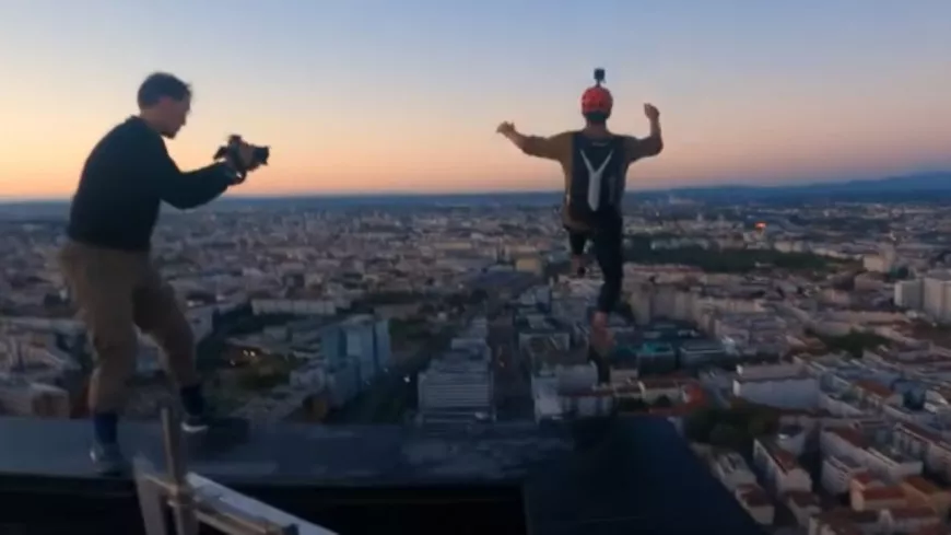 Lyon : il saute en parachute du haut de la tour To-Lyon (VIDÉO)