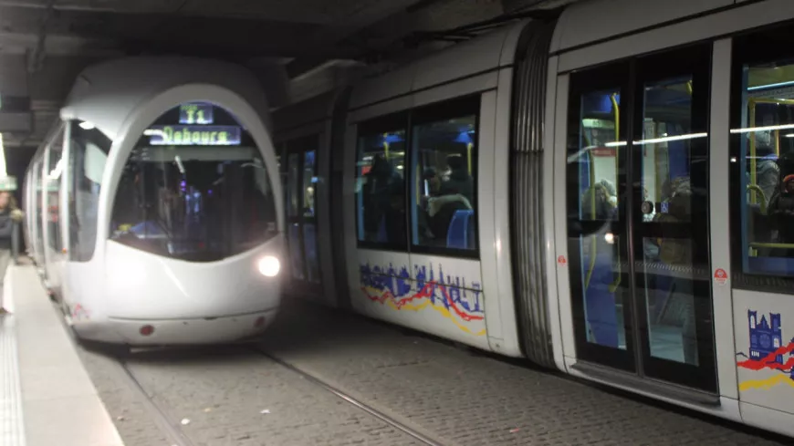Lyon : quatre blessés dans un accident entre un tramway et une voiture