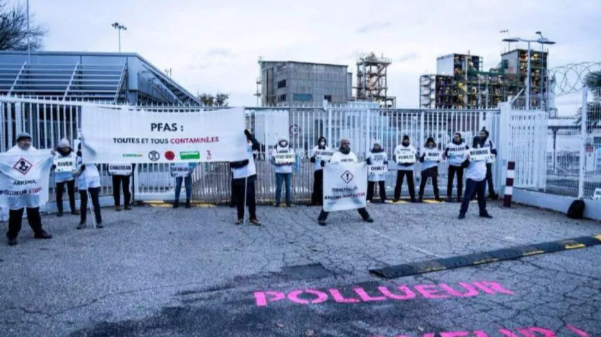 Pollution aux perfluorés au sud de Lyon : l'usine Arkema bloquée par des activistes écologistes