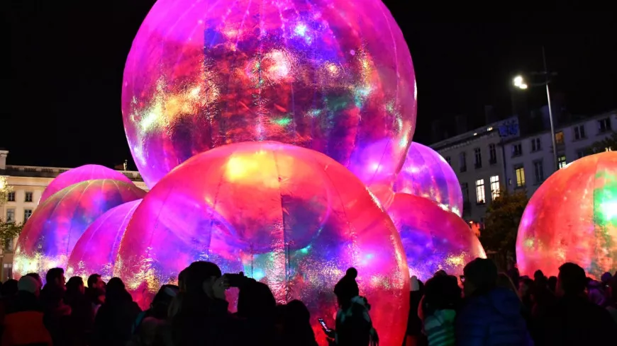 Lyon : les bulles de Bellecour sacrées meilleure oeuvre de la Fête des Lumières 2023