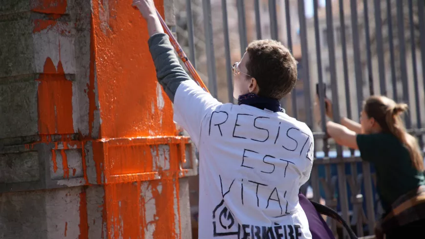 Préfecture du Rhône aspergée de peinture orange : les militants de Dernière Rénovation devront rembourser les dégâts