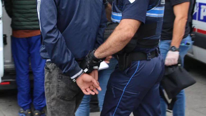Vénissieux : il tente de dissimuler des produits stupéfiants devant la police