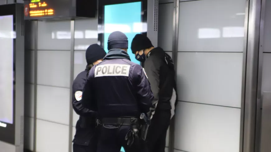 Lyon : le pickpocket-dealer pincé car il fumait dans le métro