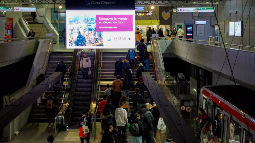 La pub numérique dans le métro de Lyon bientôt retirée : découvrez quand