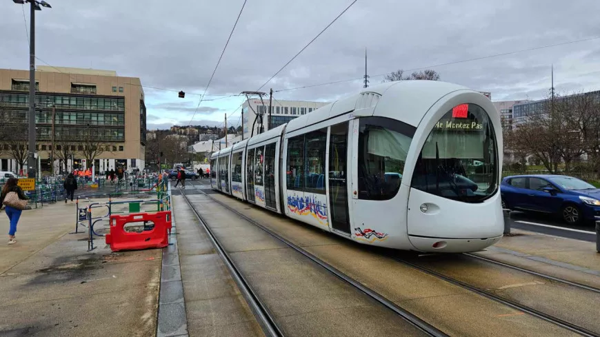 Lyon : six blessés dans un accident voiture-tramway