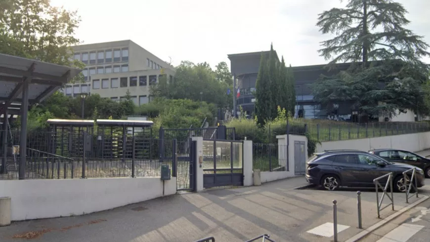 Croix gammée et fausses explosions : le site d'un lycée près de Lyon et les adresses mails des profs piratés