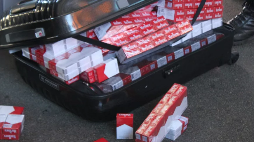Un vendeur de cigarettes contrefaites suspecté interpellé, plusieurs centaines de paquets saisis près de Lyon