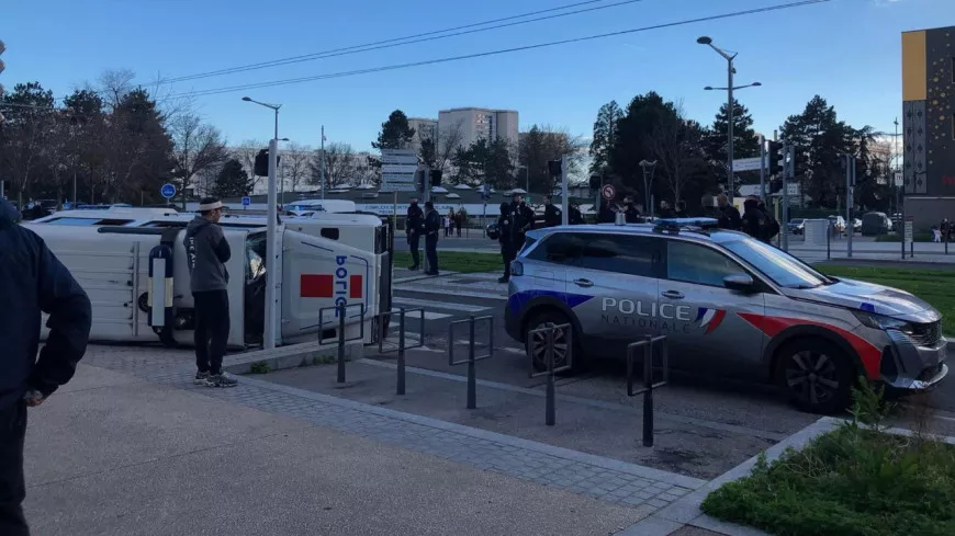 Près de Lyon : le véhicule de police se couche dans un virage à Vénissieux