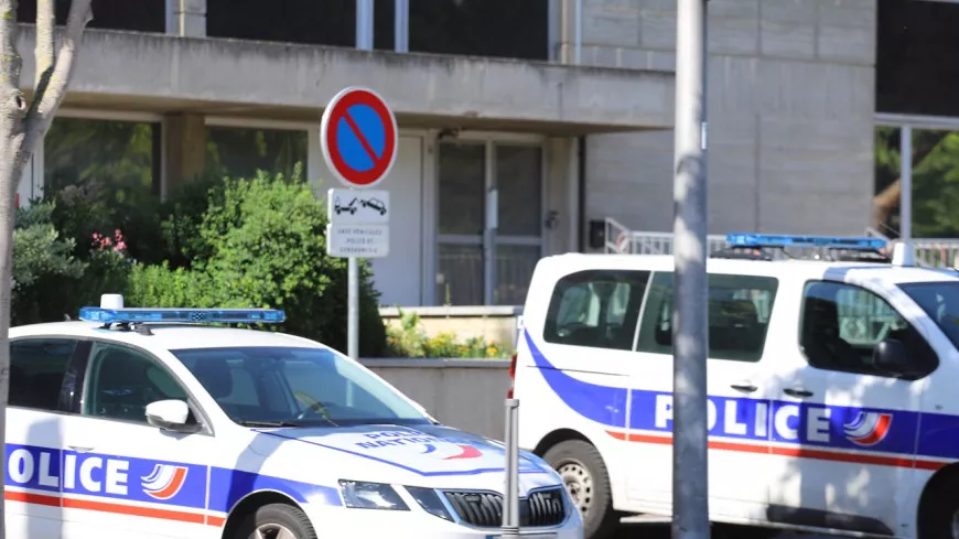 Près de Lyon : l'homme armé d'un couteau pourchasse ses victimes jusque dans un commissariat