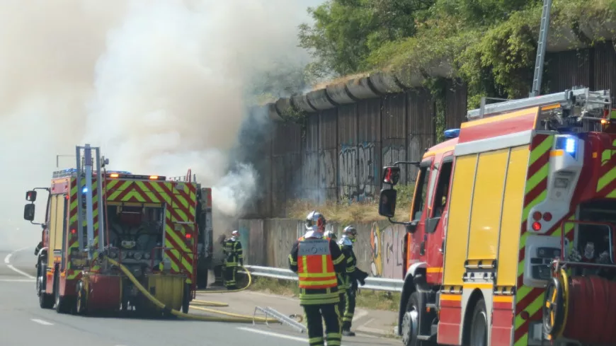 Près de Lyon : le camion en feu transportait des batteries et de l'acide