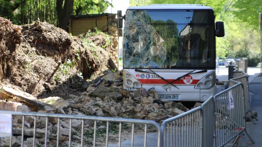Ce bus TCL accidenté près de Lyon n'est toujours pas évacué : pourquoi ça va durer
