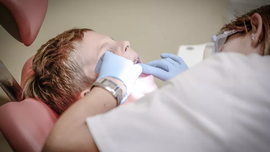 Deux centres dentaires sanctionnés à Lyon et à Vénissieux après une série de fraudes