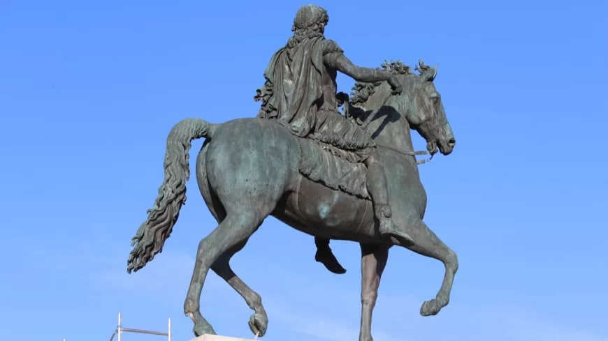 Lyon : la statue de Louis XIV enfin de retour sur la place Bellecour ce mardi !