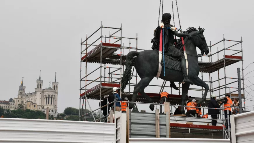 Lyon : la statue de Louis XIV a été réinstallée place Bellecour (PHOTOS)
