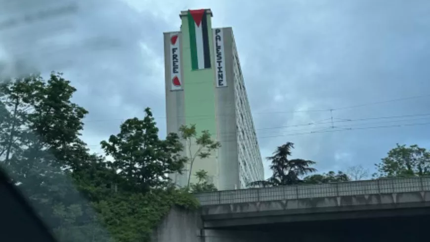 Villeurbanne : un drapeau et une bâche "Free Palestine" déployés sur un immeuble