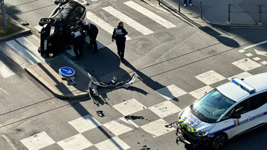 Lyon : il percute une voiture de police municipale, son véhicule termine sur le flanc
