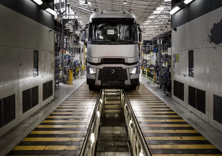 Les salariés de Renault Trucks à Lyon produisent des supports pour visières de protection