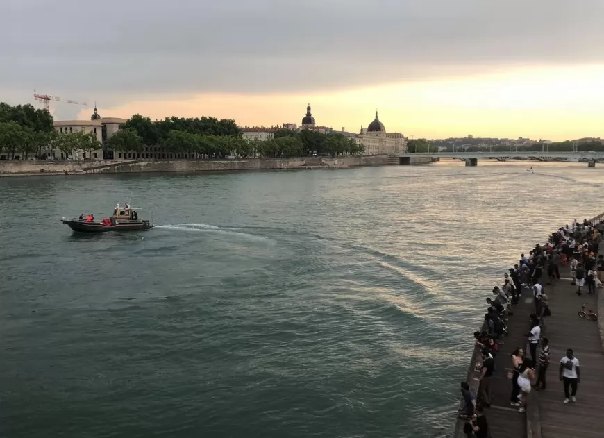 Lyon : il saute du pont de la Guillotière dans le Rhône, les recherches infructueuses
