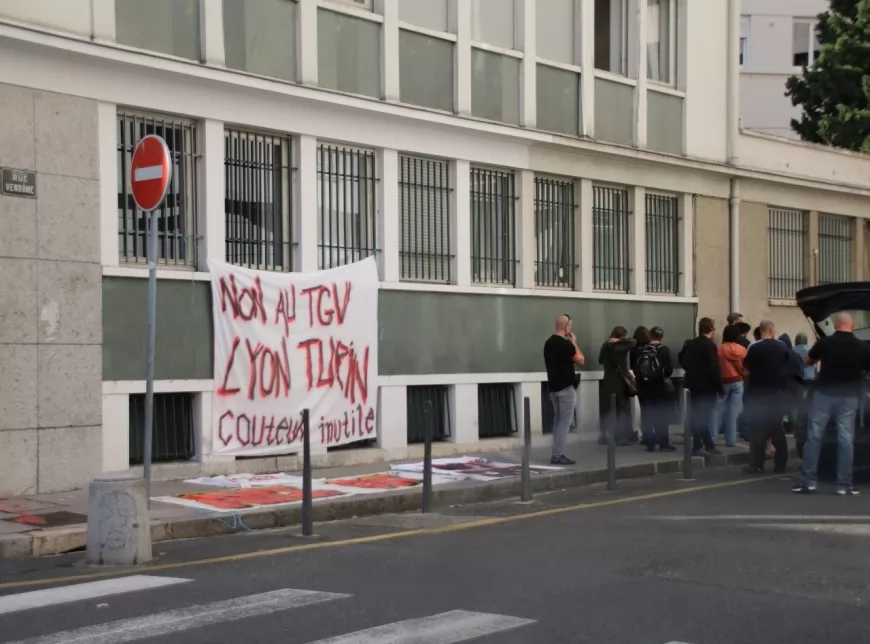 Sommet franco-italien à Lyon : les anti Lyon-Turin manifestent devant le consulat d’Italie