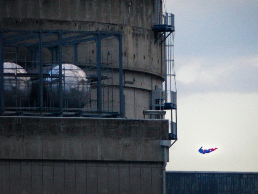 Greenpeace fait s'&eacute;craser un drone sur la centrale du Bugey pr&egrave;s de Lyon