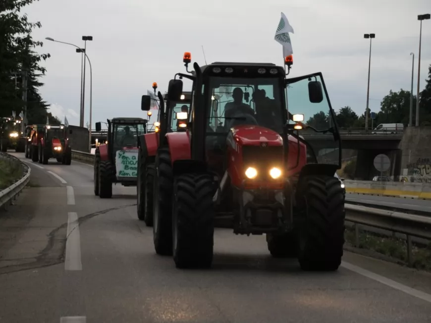 Plus d’une soixantaine de tracteurs bloquent l’entrée de Lyon
