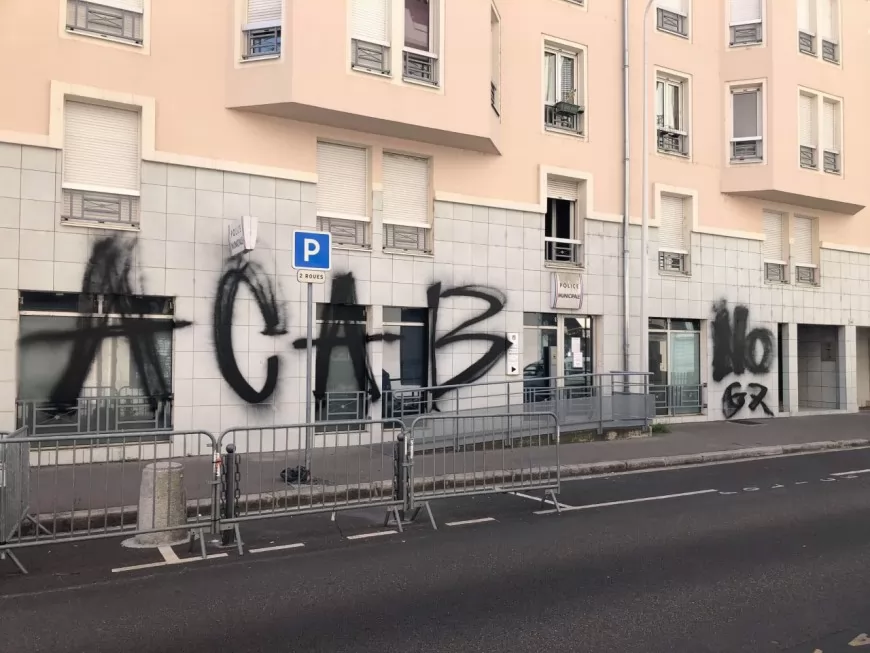 “ACAB” et "No G7" : un poste de police municipale tagué à Lyon