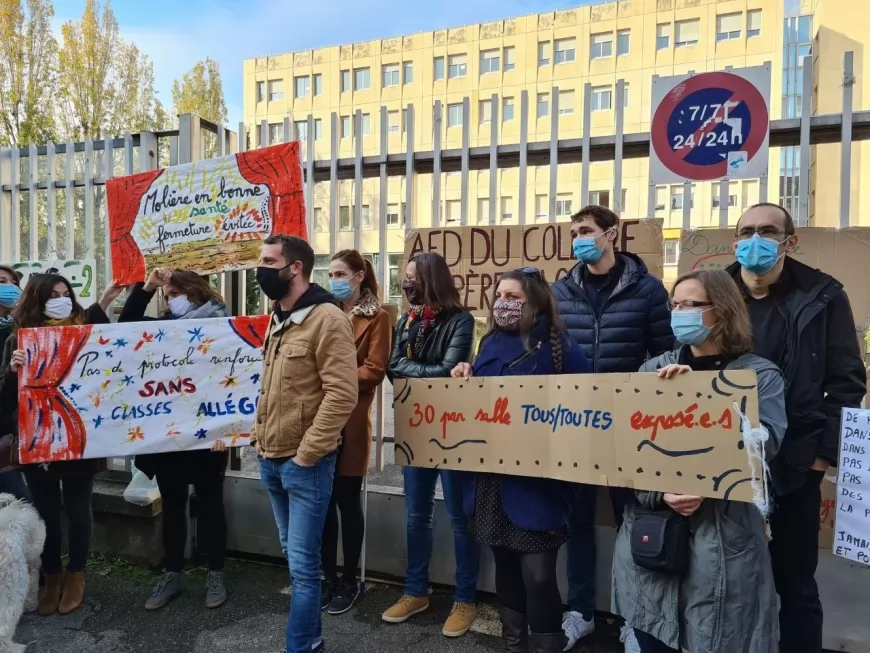 Lyon : une centaine de profs en col&egrave;re manifestent pour un meilleur protocole sanitaire &agrave; l'&eacute;cole