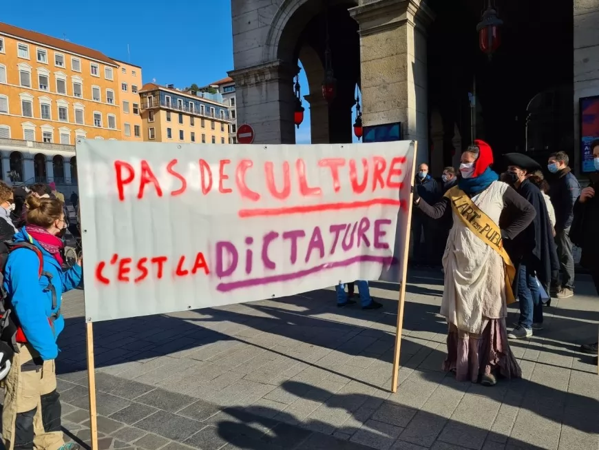 Lyon : défilé festif malgré la détresse des acteurs culturels