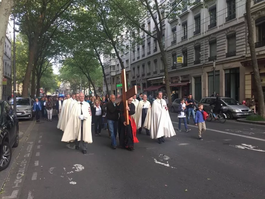 Lyon : le cardinal Barbarin mène le chemin de croix
