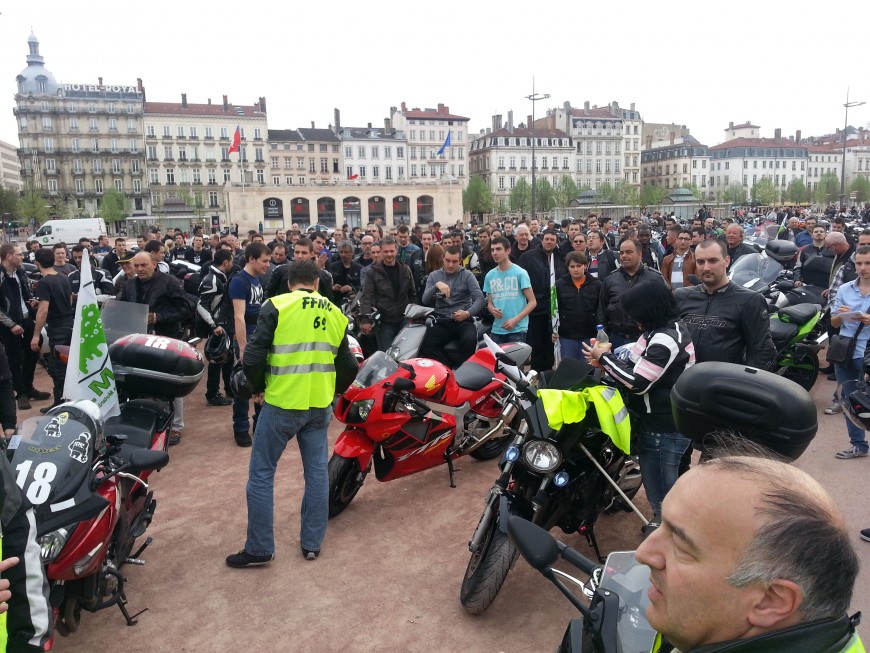 Plus de 200 motards en col&egrave;re ont d&eacute;fil&eacute; dans le Grand Lyon mardi