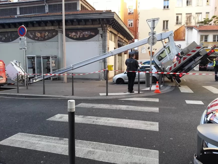 Lyon : le camion nacelle se renverse, les deux employés chutent de dix mètres