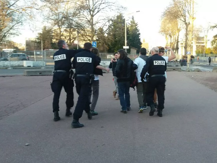 Meeting de Macron : des trouble-fête évacués par la police