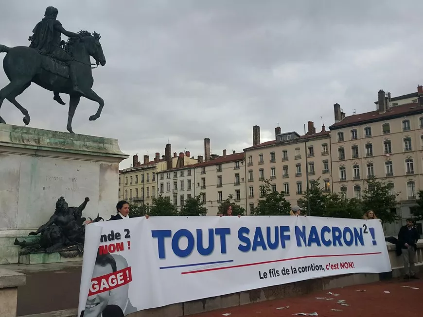 Présidentielle : petite mobilisation à la manifestation "Tout sauf Macron" à Lyon