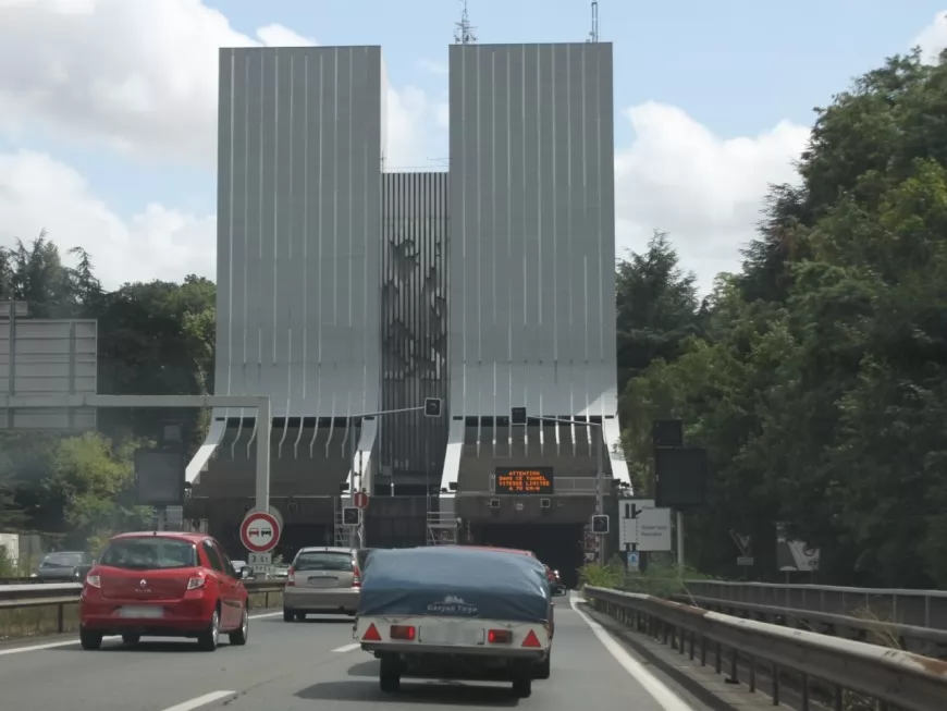 Lyon : le camion s'encastre sous Fourvière, le tunnel restera fermé encore cette nuit