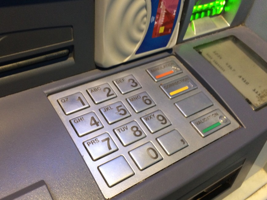 Grigny : Un homme en cavale essaye de voler un distributeur automatique de billets