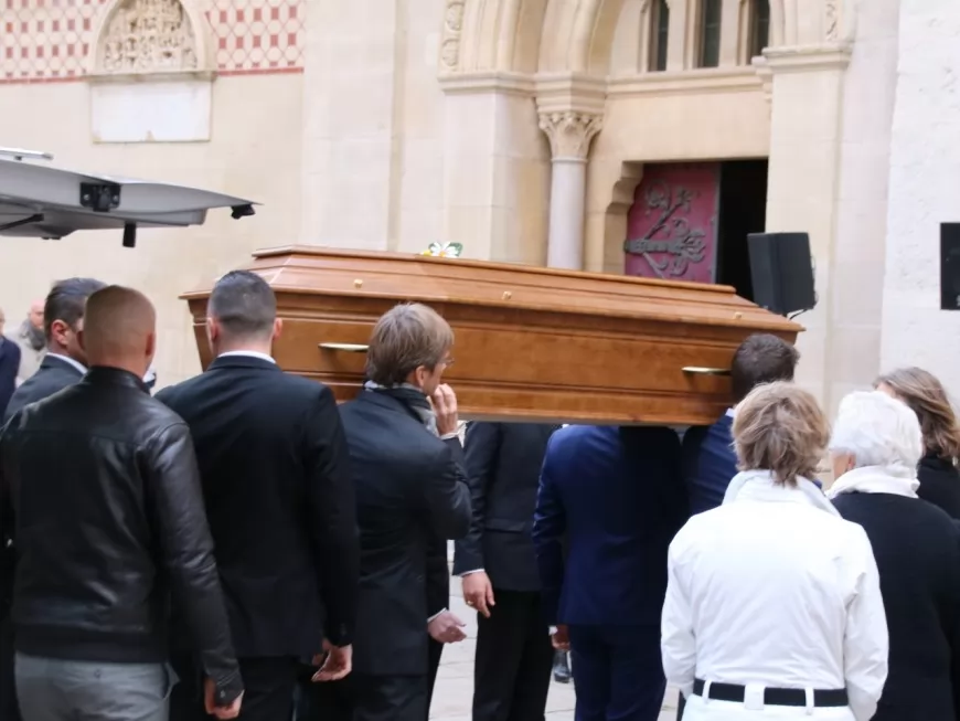 Lyon : un dernier hommage à Caroline, la jeune Lyonnaise tuée lors des attentats