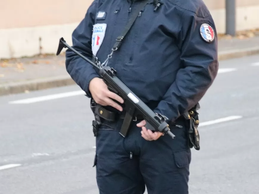 Lyon : ivre en scooter, armé d'un pistolet et de deux couteaux, il blesse un policier
