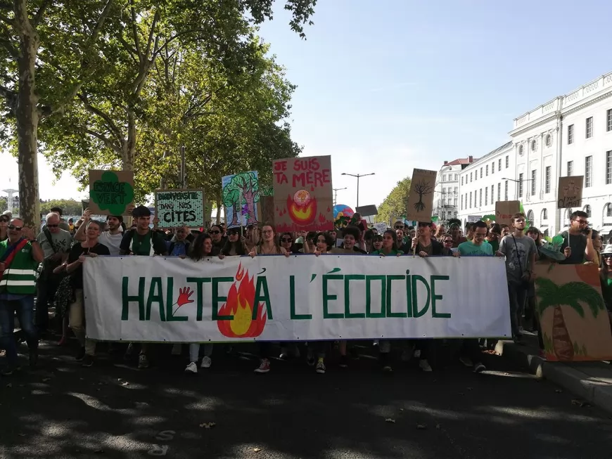 Lyon : des milliers de marcheurs pour le climat r&eacute;clament des actes