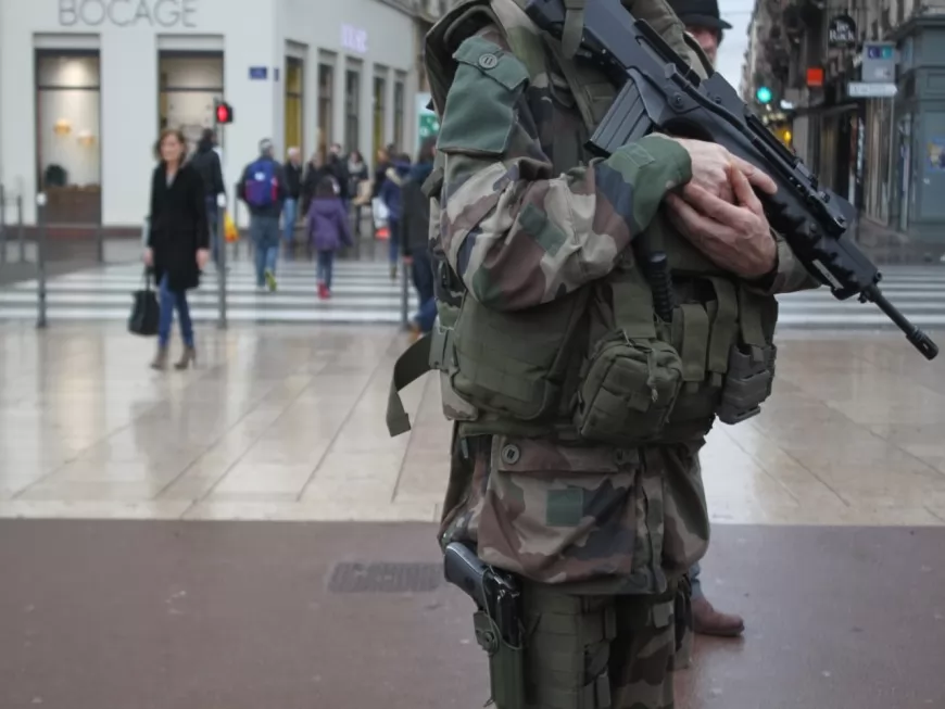 Fusils d’assaut volés près de Lyon : quatre interpellations dans un camp de gens du voyage dans l'Isère