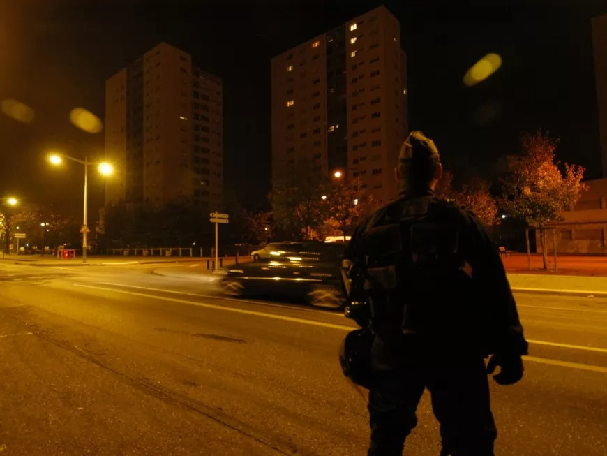 Trois policiers à l'hôpital après une agression à la barre de fer près de Lyon