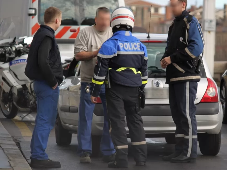 Près de Lyon : depuis chez eux, les frères insultent les policiers en plein contrôle routier
