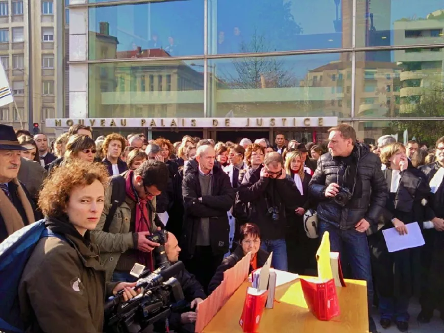 Entre 200 et 300 personnes réunies devant le palais de justice de Lyon