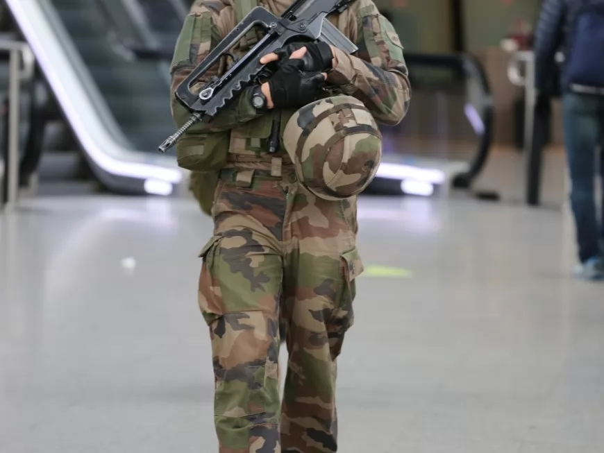 Lyon : un militaire ouvre le feu sur un homme armé d’un couteau
