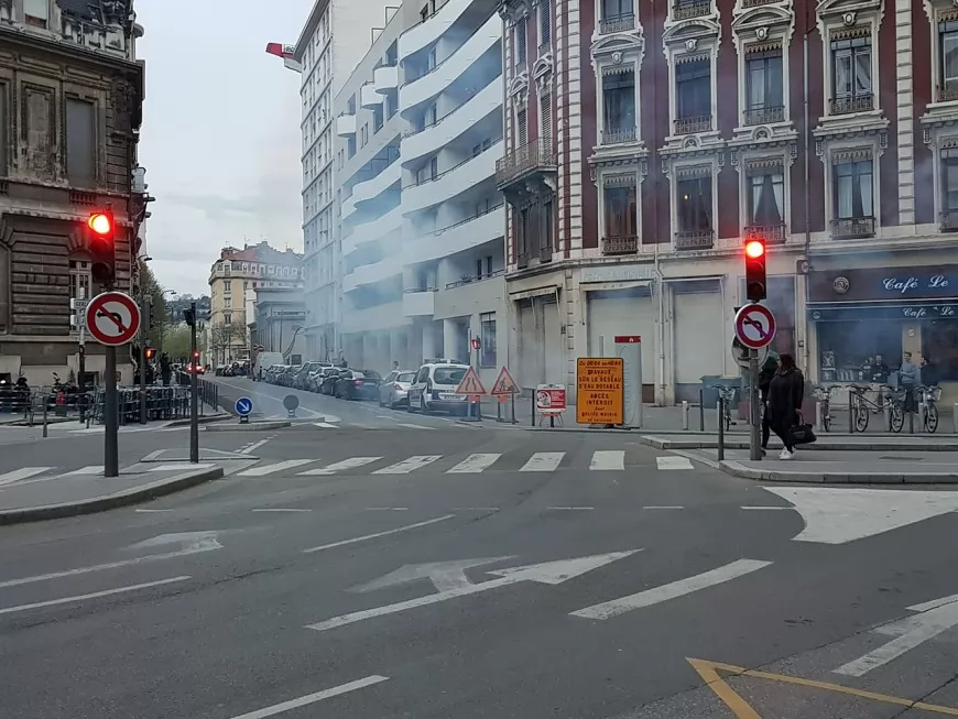 Lyon : de nouveaux affrontements entre étudiants et policiers devant le commissariat du 7e