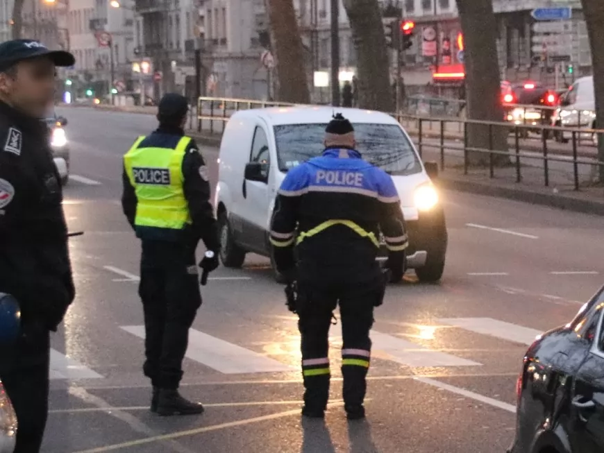 Lyon : &agrave; bord d&rsquo;une voiture vol&eacute;e, il provoque un gros accident pour fuir la police